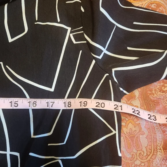 SHEIN Black and White Geometric Top - Picture 6 of 9